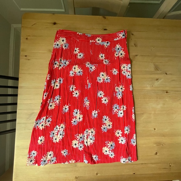 🌸 A-Line Floral Button Skirt 🌸 - Picture 9 of 9